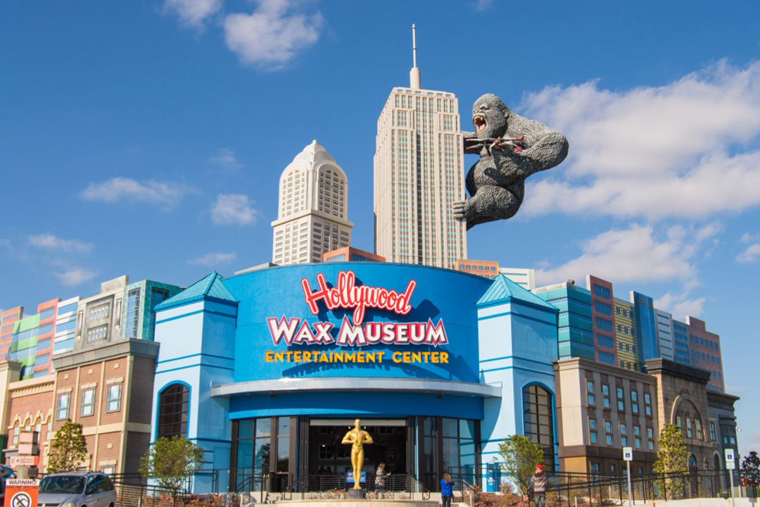 exterior of The Hollywood Wax Museum with a 4D depiction of King Kong climbing the efiel tower on roof