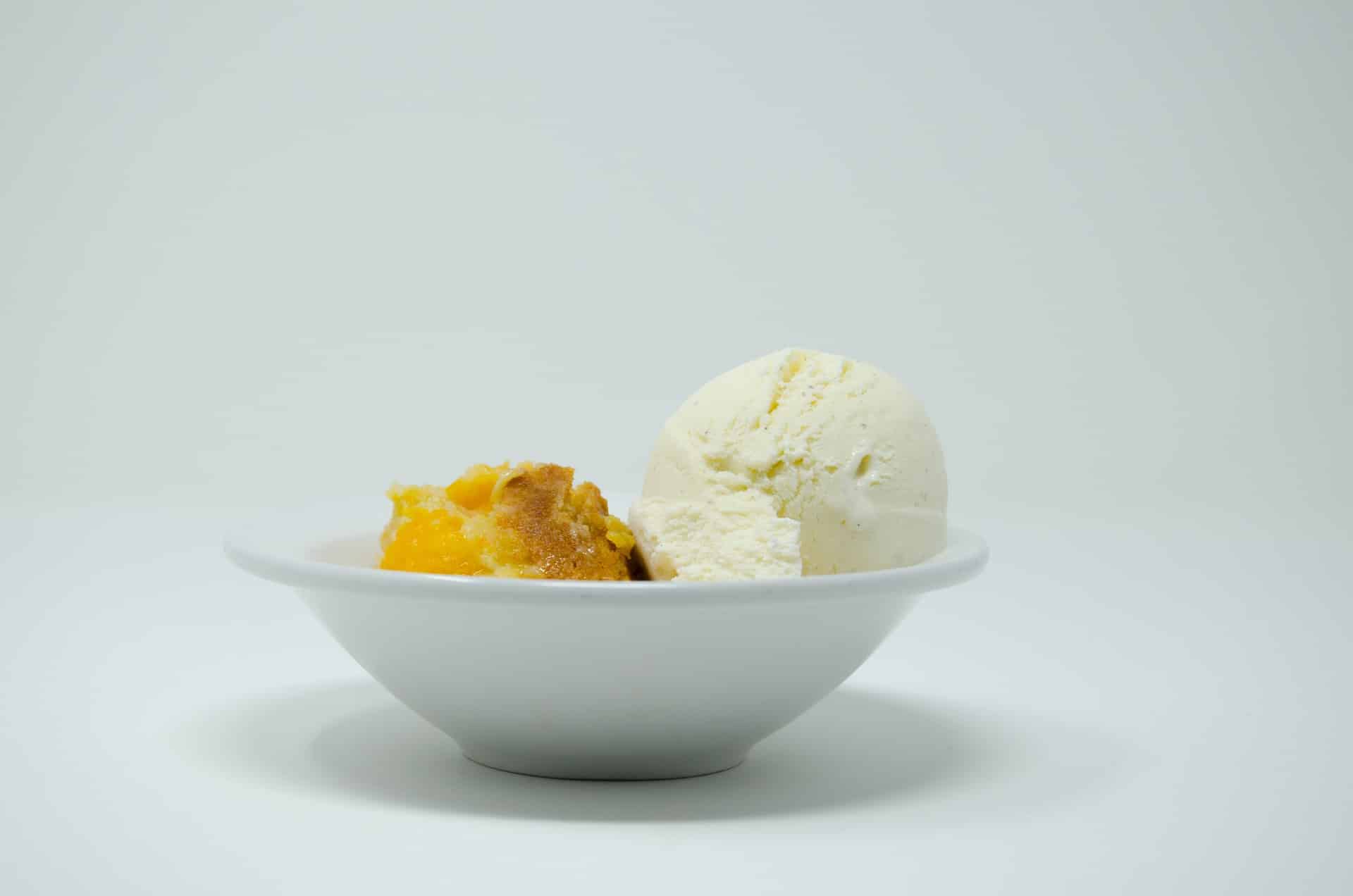 peach cobbler with ice cream